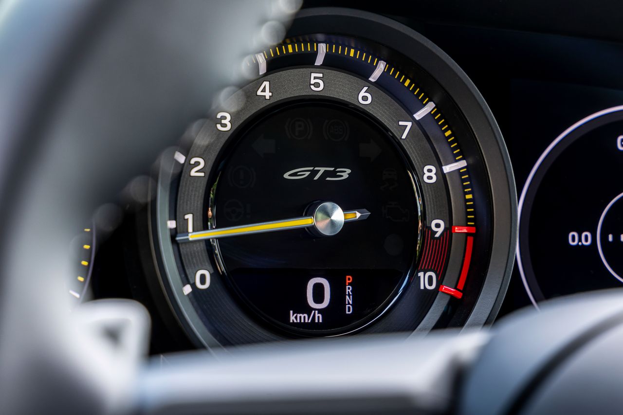 porsche-911-gt3-992-bleu-requin-compteur