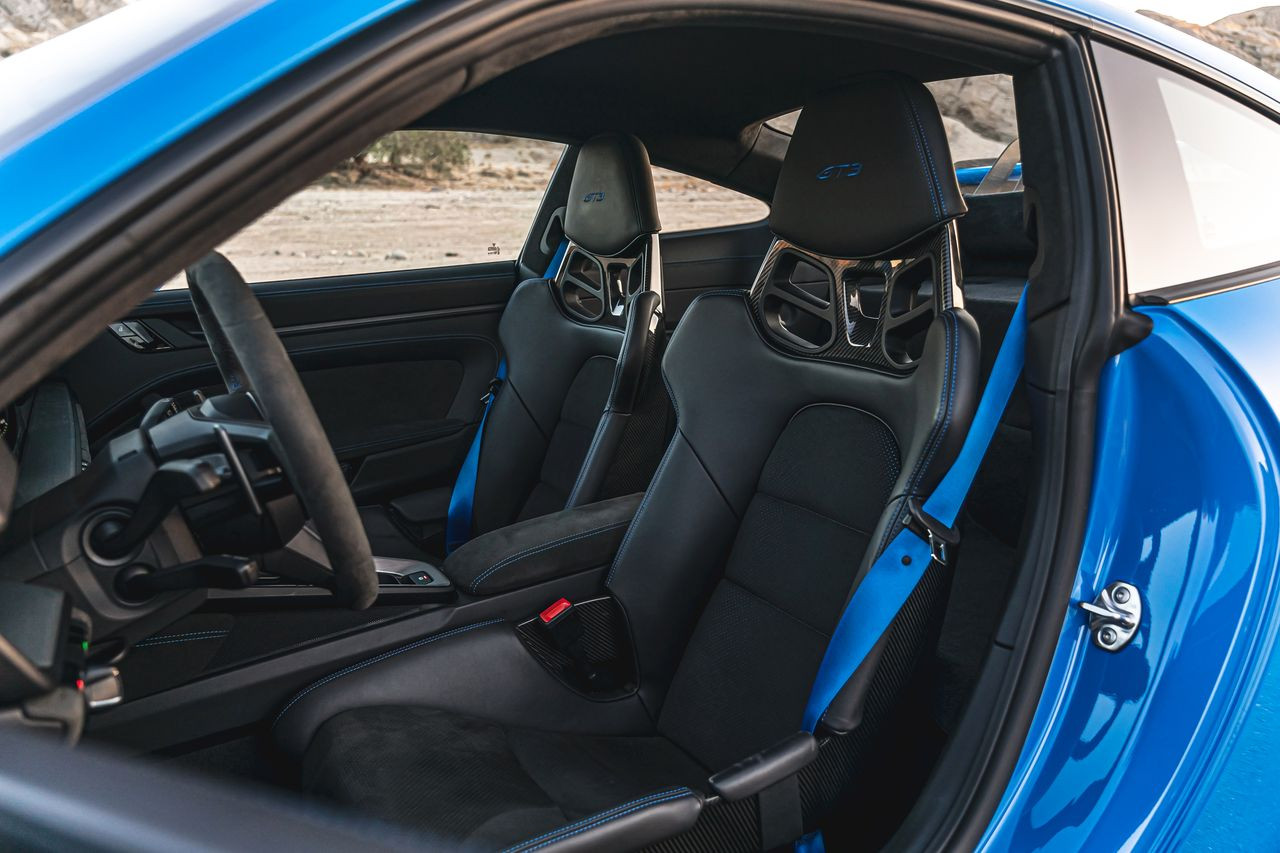 porsche-911-gt3-992-bleu-requin-habitacle
